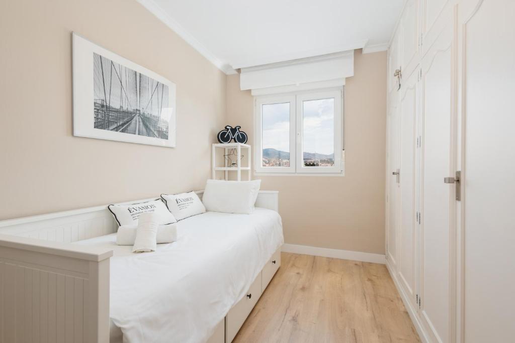 Posteľ alebo postele v izbe v ubytovaní In the historic center of Malaga, very close to the beach and the AVE train station, with private parking