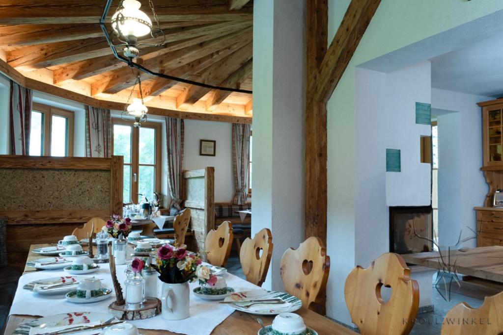 Posezení v ubytování Alpengasthof Karalm