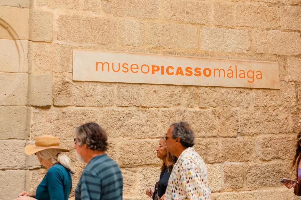 Hostia v ubytovaní In the historic center of Malaga, very close to the beach and the AVE train station, with private parking