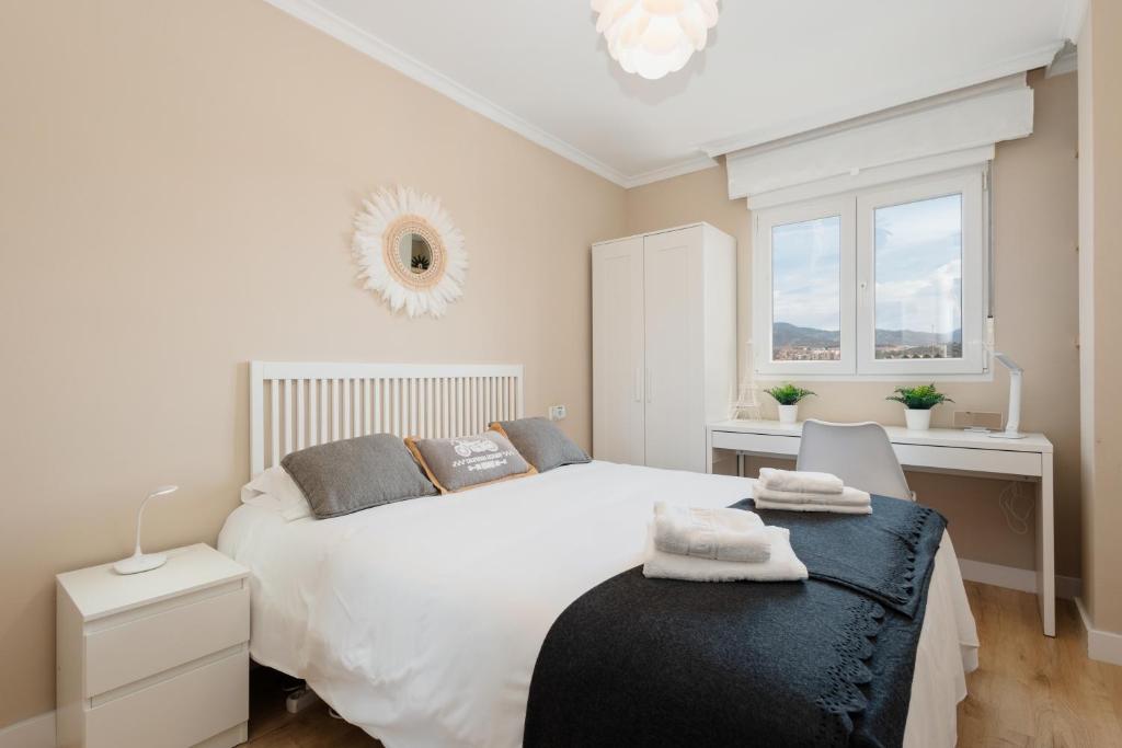 Posteľ alebo postele v izbe v ubytovaní In the historic center of Malaga, very close to the beach and the AVE train station, with private parking