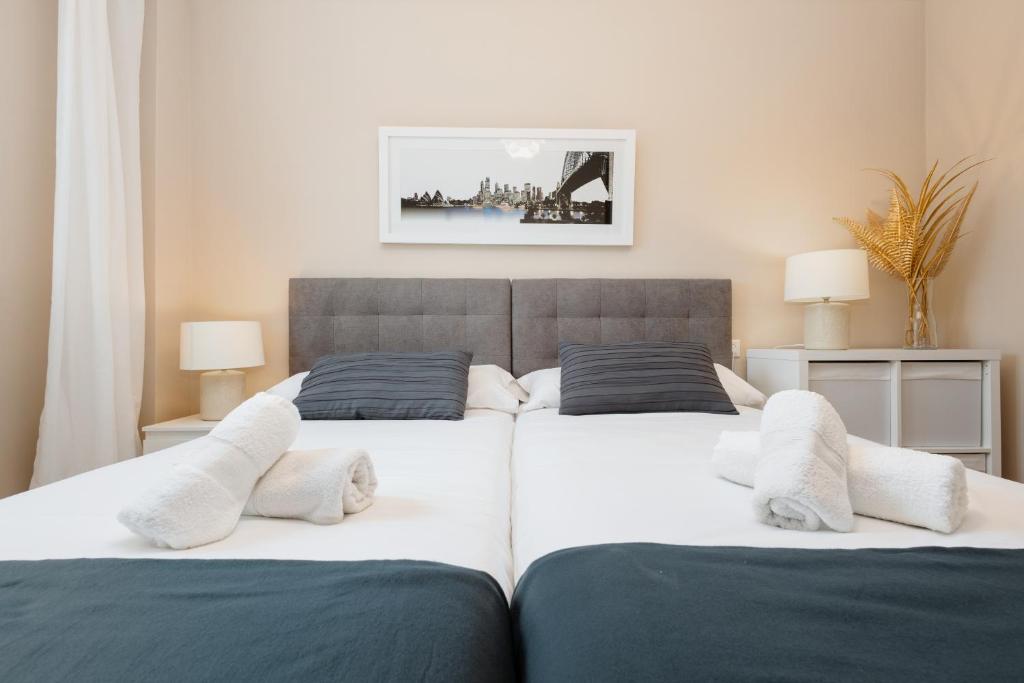 Posteľ alebo postele v izbe v ubytovaní In the historic center of Malaga, very close to the beach and the AVE train station, with private parking