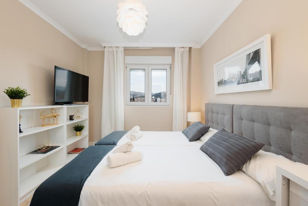 Posteľ alebo postele v izbe v ubytovaní In the historic center of Malaga, very close to the beach and the AVE train station, with private parking