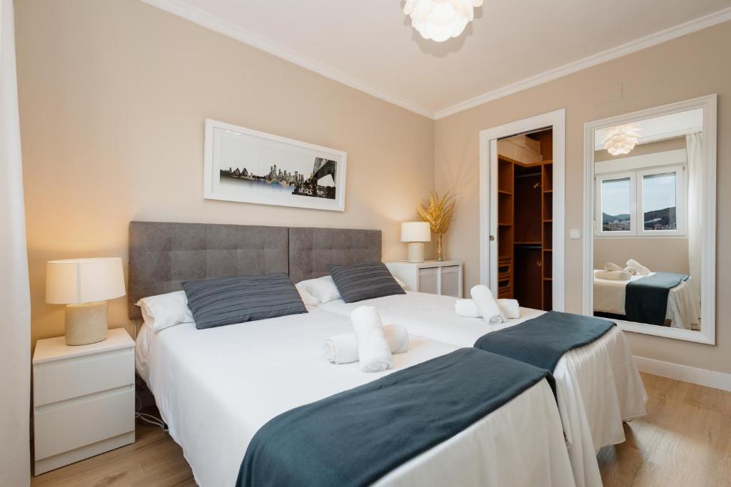 Posteľ alebo postele v izbe v ubytovaní In the historic center of Malaga, very close to the beach and the AVE train station, with private parking