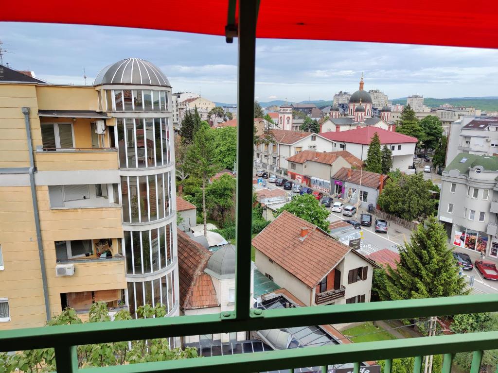 una ventana con vistas a la ciudad en Apartman Cvetić, en Kragujevac
