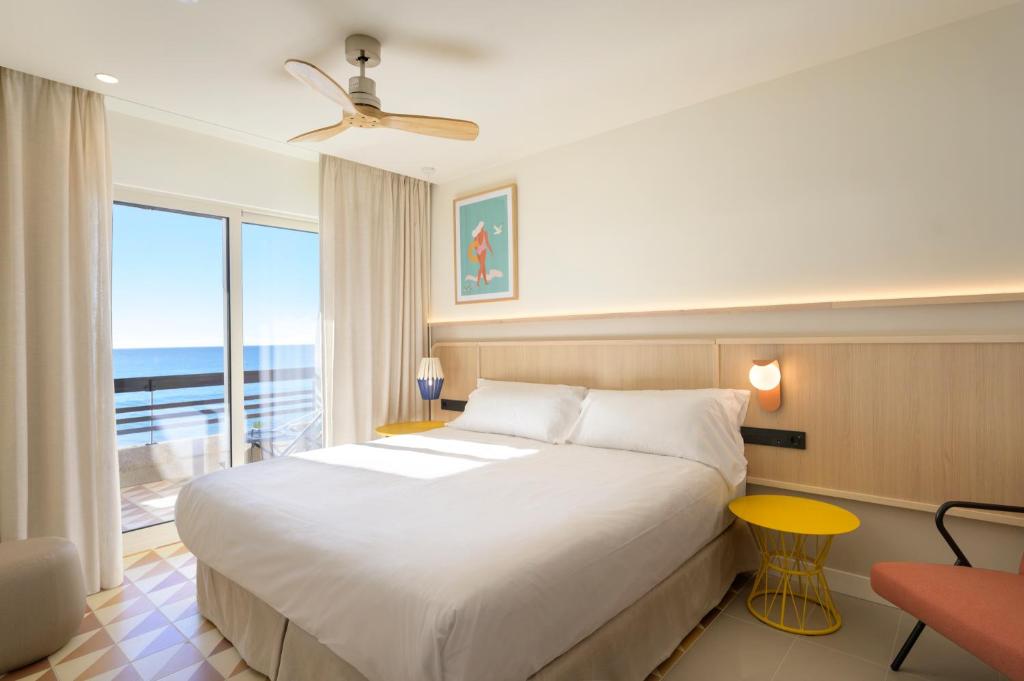 Un pat sau paturi într-o cameră la Akquaaa Boutique Hotel