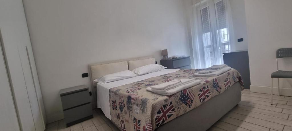 1 dormitorio con 1 cama con 2 toallas en Casa Adriana, en Piacenza