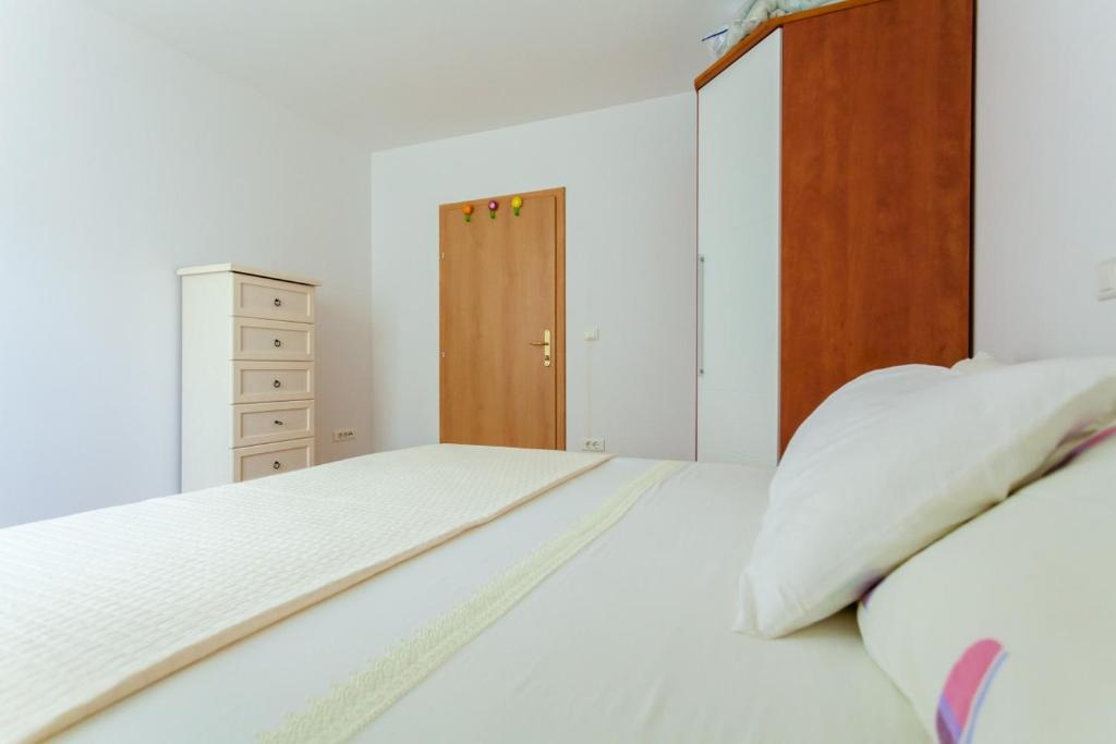 Łóżko lub łóżka w pokoju w obiekcie Apartments Svalina