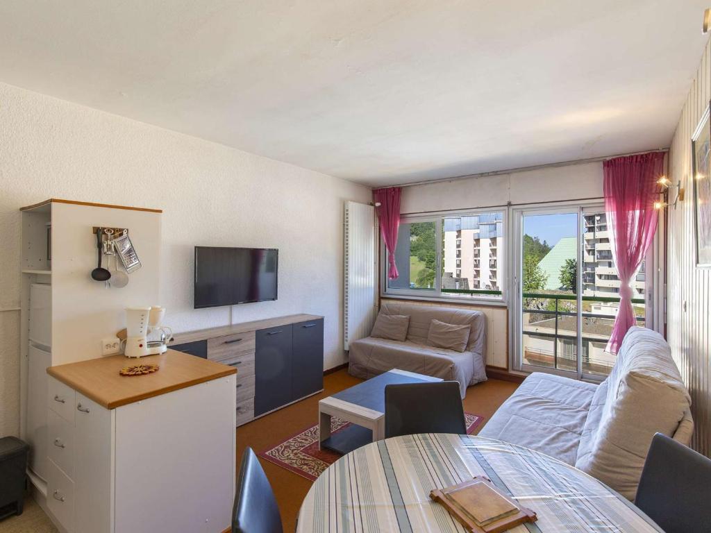a living room with a couch and a table at Studio 4 pers, pied des pistes, balcon, kitchenette équipée, Gourette - FR-1-400-46 in Gourette