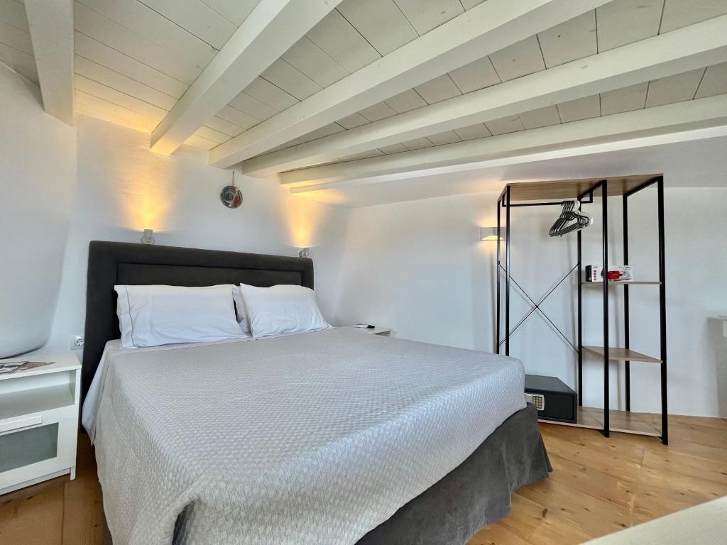 Postel nebo postele na pokoji v ubytování Crystal Suites