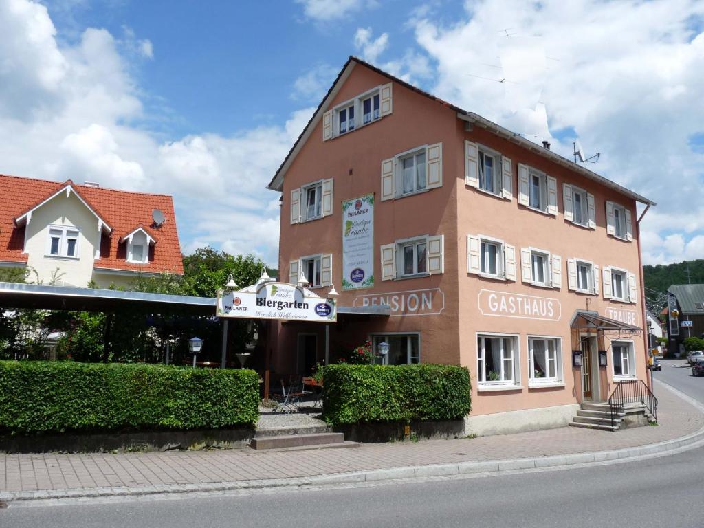 um edifício ao lado de uma rua em Gasthaus Traube, Ludwigshafen, Bodensee, Seenah gelegen em Bodman-Ludwigshafen