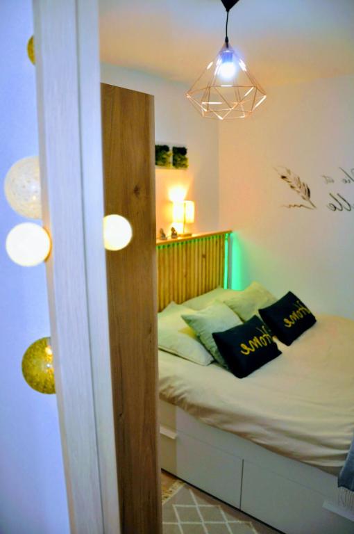 Postel nebo postele na pokoji v ubytování Dormir à Brioude - appartement 'esprit zen'