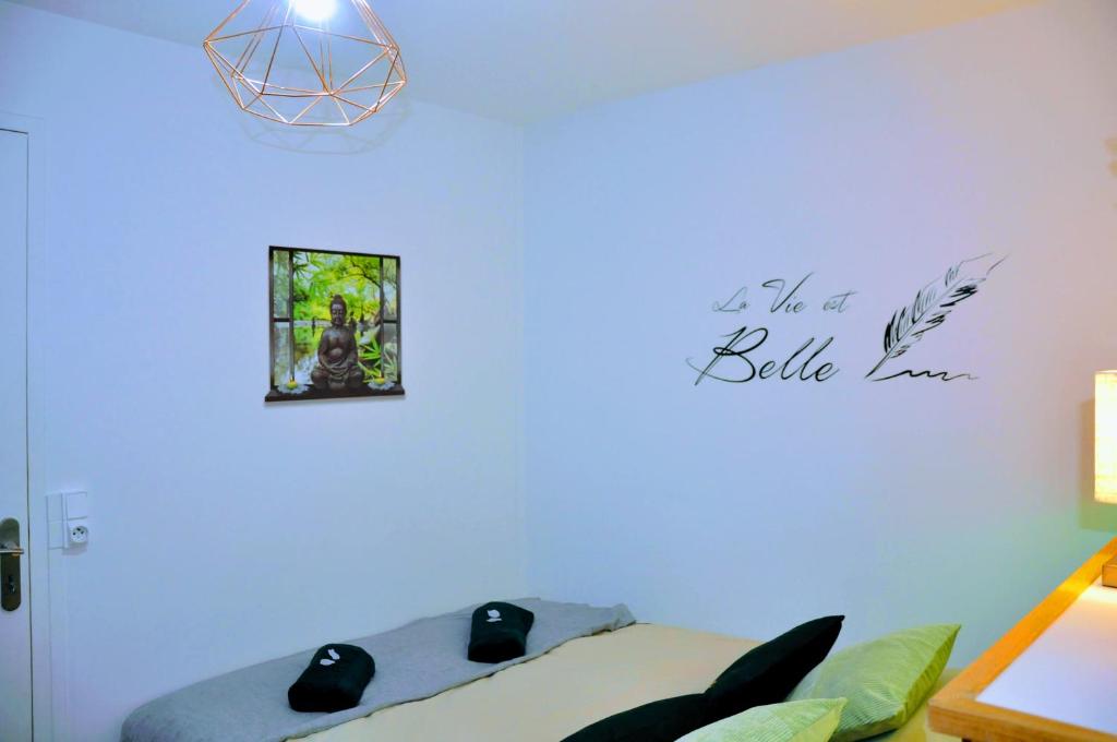 Postel nebo postele na pokoji v ubytování Dormir à Brioude - appartement 'esprit zen'