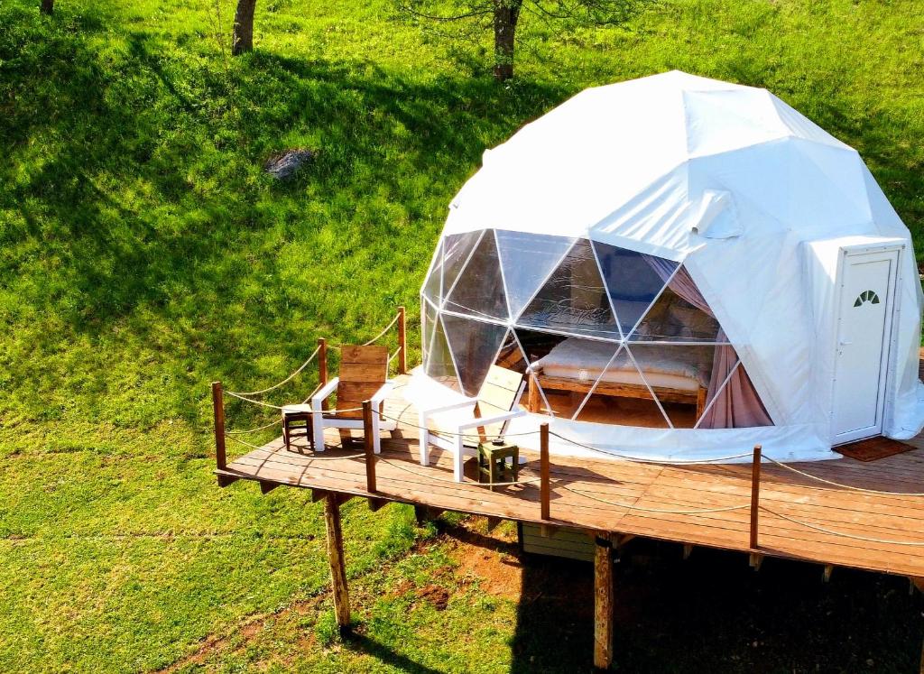 Šipovo的住宿－Nomad Glamping，木制甲板上帐篷的空中景致