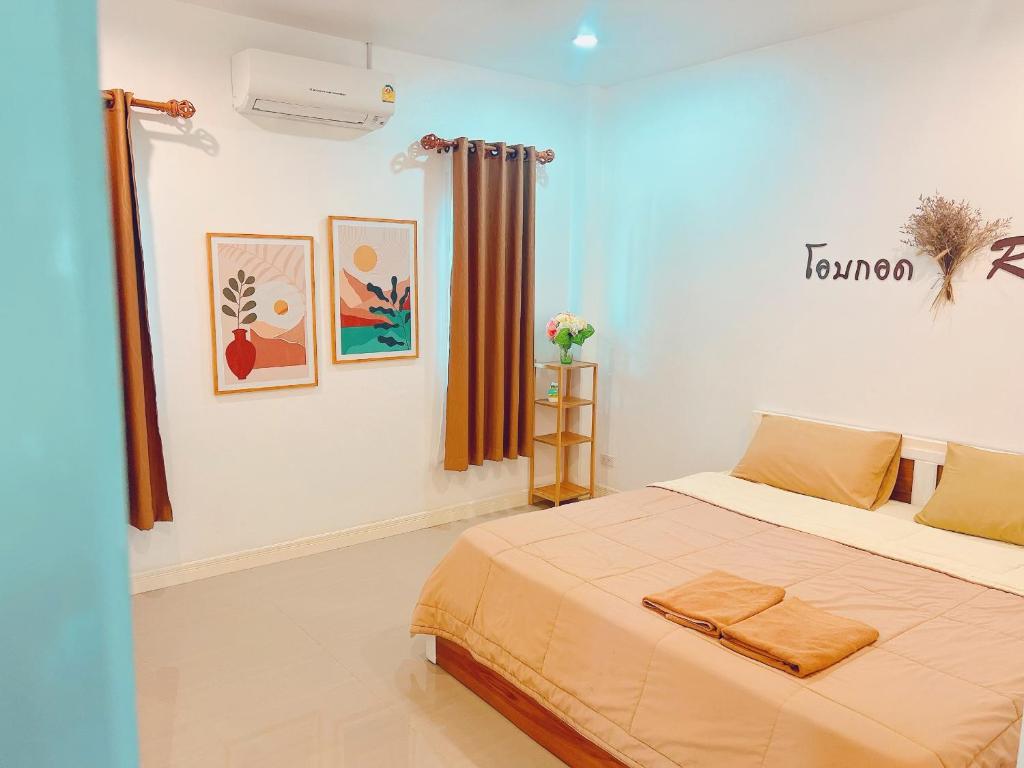 a bedroom with a bed in a room at โอบกอด รีสอร์ท เกาะล้าน in Ko Larn