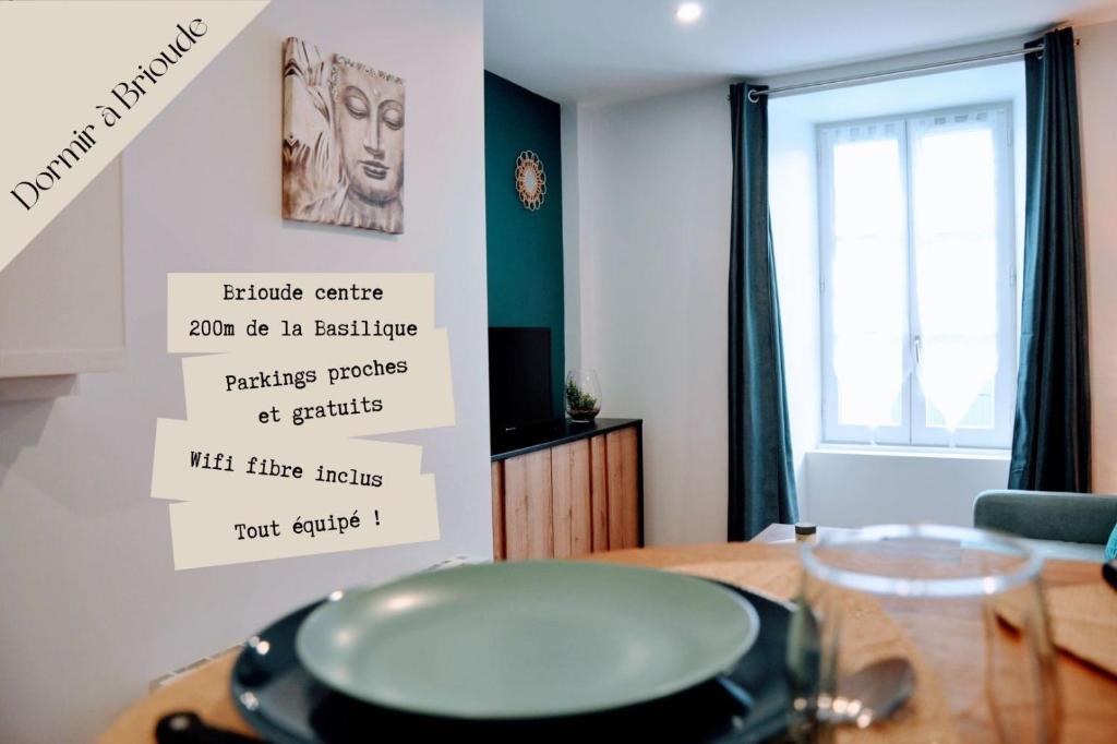 ein Zimmer mit einem Tisch und einem Teller darauf in der Unterkunft Dormir à Brioude - appartement 'esprit zen' in Brioude