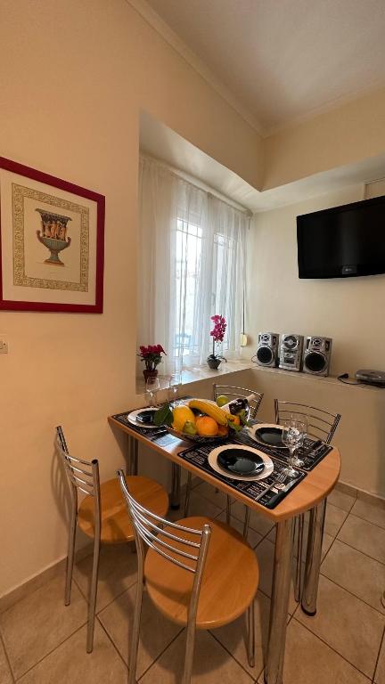 Televízia a/alebo spoločenská miestnosť v ubytovaní Patras Port apartment