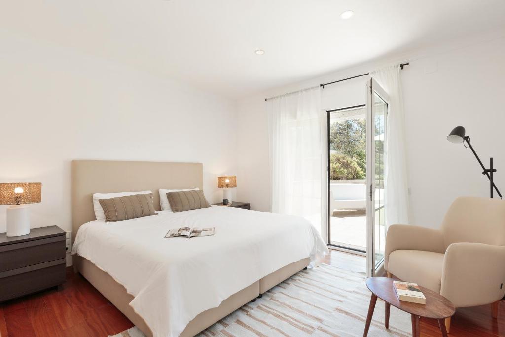 Ένα ή περισσότερα κρεβάτια σε δωμάτιο στο Luxury Seaview Villa by Olala Homes