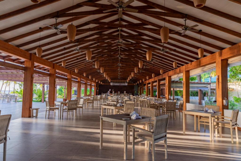Restaurace v ubytování Fiyavalhu Resort Maldives