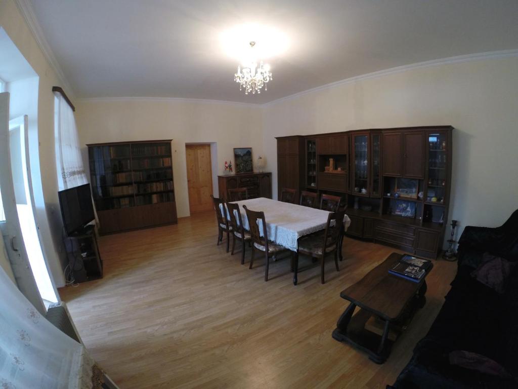 un soggiorno con tavolo e sedie di Guesthouse Lenjeri a Mestia