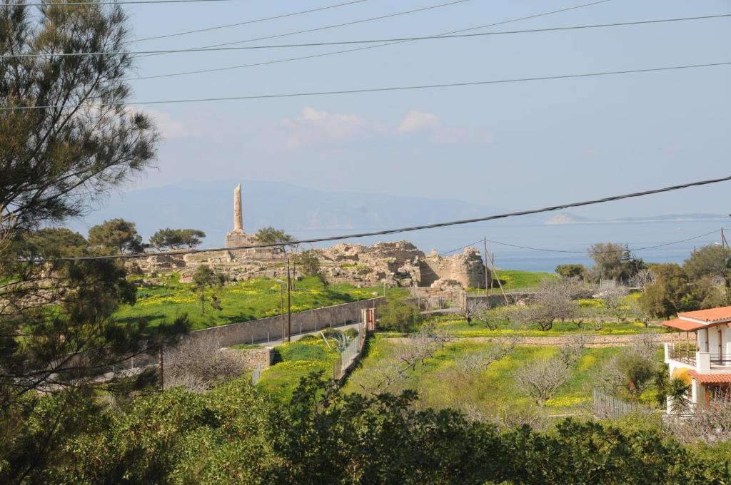 uma vista sobre as ruínas da cidade antiga em Kalokenti Studios em Aegina Town