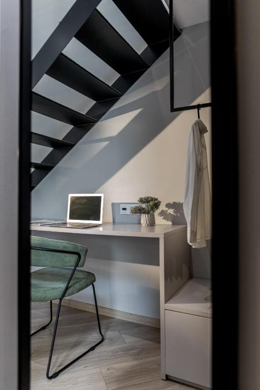 Televízia a/alebo spoločenská miestnosť v ubytovaní BED in Athens