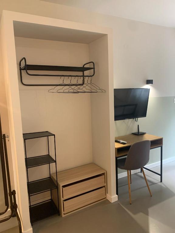 Televízia a/alebo spoločenská miestnosť v ubytovaní E2G URBAN STAY, #E