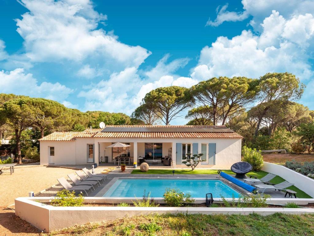 ヴィドーバンにあるAmazing villa in Vidauban with heated private poolのヴィラ(家の前にスイミングプール付)