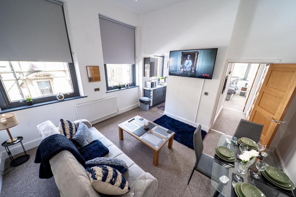 sala de estar con sofá y mesa en Cozy 1-Bedroom Apartment in the Heart of Barnsley Town Centre en Barnsley