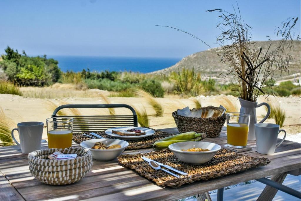 Relaxia Estate Naxos في Galini: طاولة نزهة مع طعام ومشروبات فوق الشاطئ