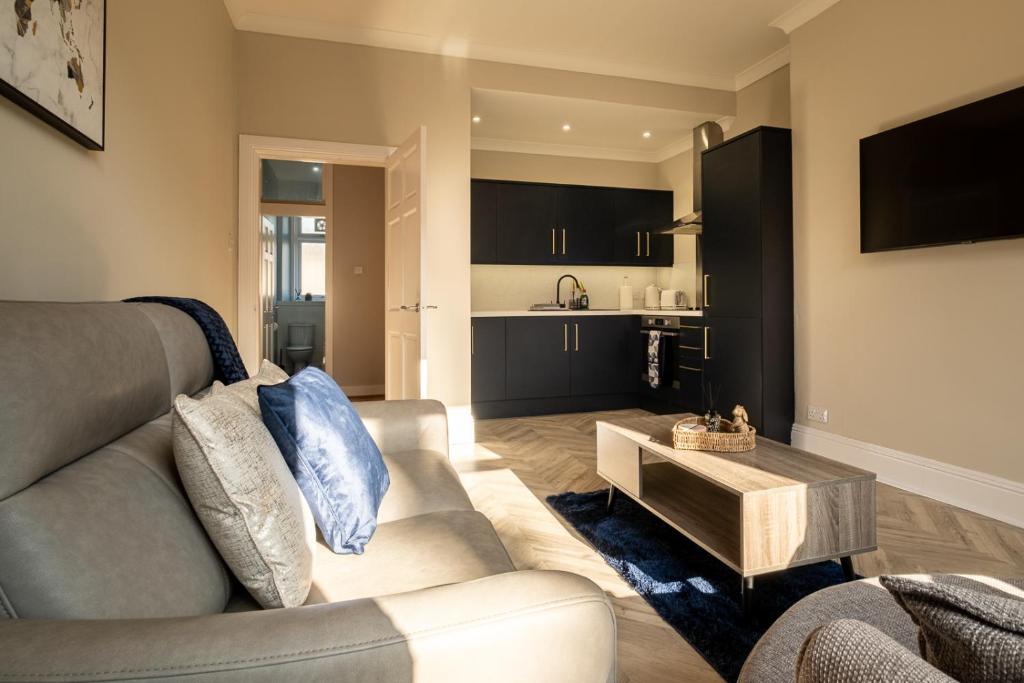 亞伯丁市的住宿－Modern City Stay - SJA Stays - 2 Bed Apartment，客厅配有沙发和桌子
