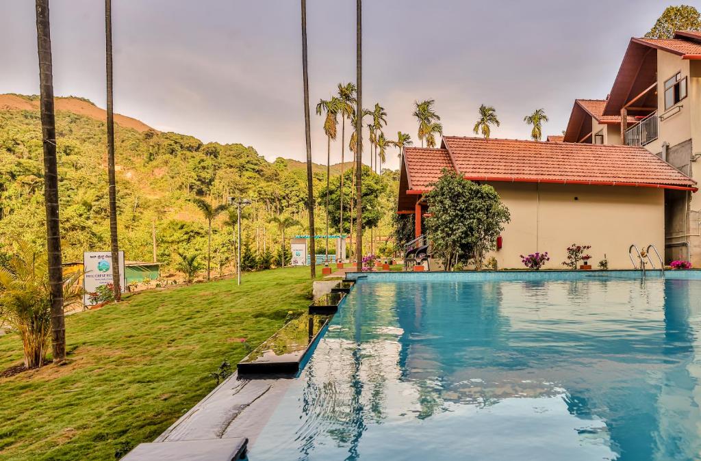 Bazén v ubytování Hill Crest Resort - Coorg nebo v jeho okolí