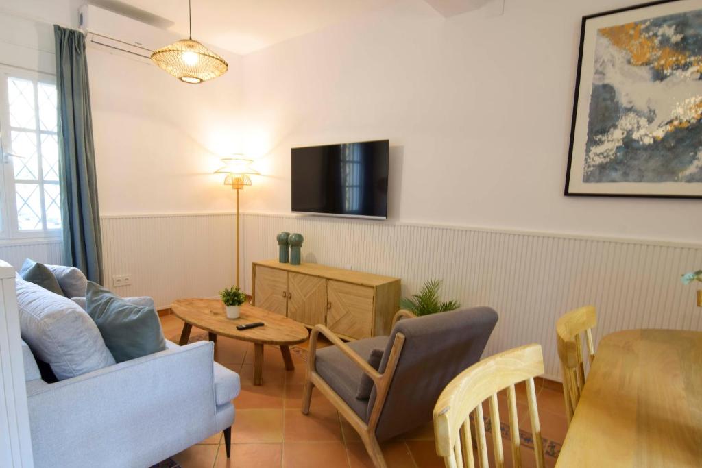 Televízia a/alebo spoločenská miestnosť v ubytovaní Letmalaga Casa Basilisa