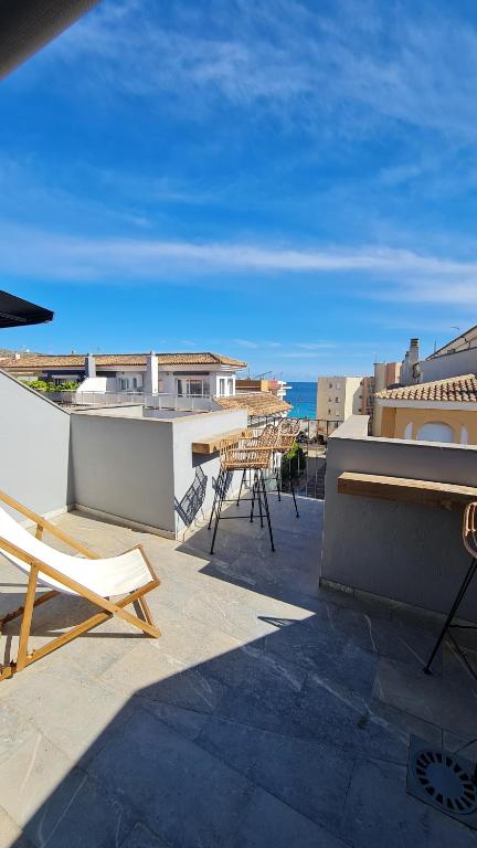 een patio met tafels en stoelen op een dak bij Moraira Fantástico Ático Duplex in Moraira