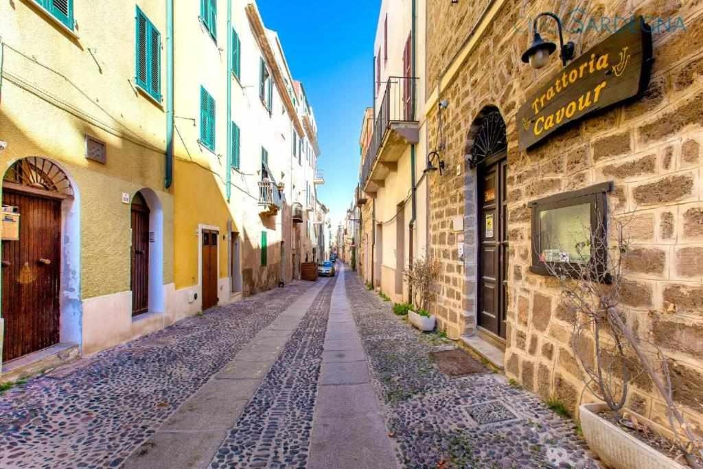 an empty street in an alley between buildings at Appartamento Cavour 54 in Alghero