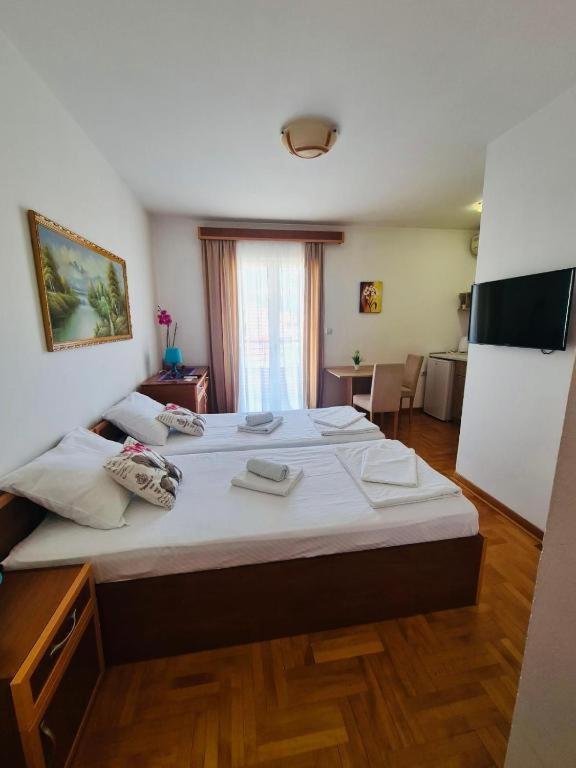 Postel nebo postele na pokoji v ubytování Apartments & Rooms Vuksanovic Ivana