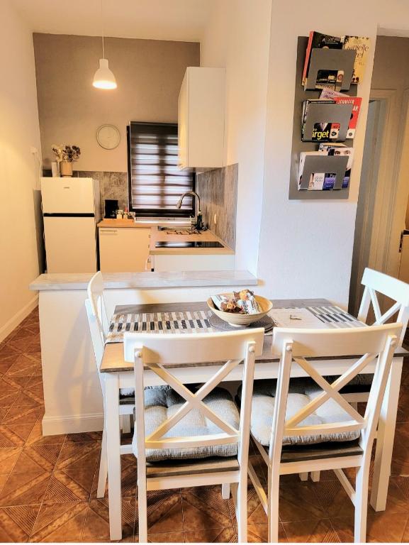 Kuchnia lub aneks kuchenny w obiekcie Ayerina Ground floor Apartment