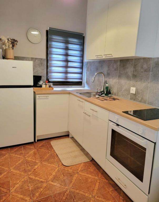 Kuchnia lub aneks kuchenny w obiekcie Ayerina Ground floor Apartment