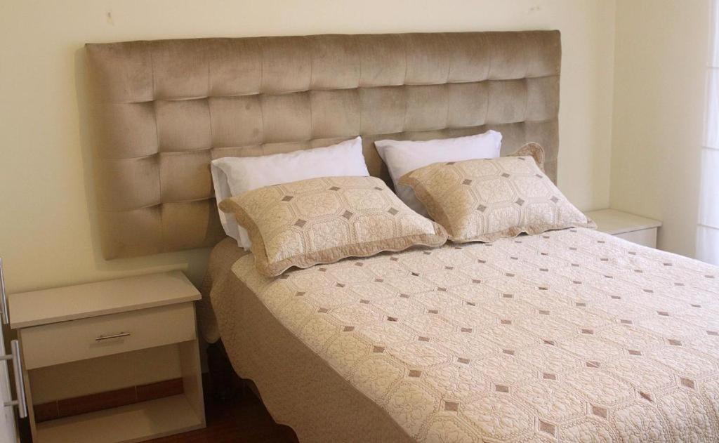 1 dormitorio con 1 cama grande y 2 almohadas en San Martin Apartment Miraflores, en Lima