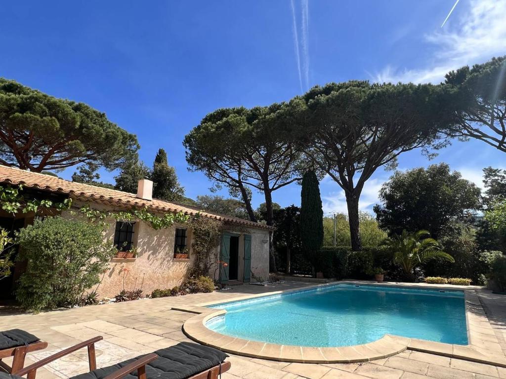 Bazén v ubytovaní Maison 4 chambres avec piscine, jardin arboré & plage à 600m - La Croix-Valmer - FR-1-726-19 alebo v jeho blízkosti