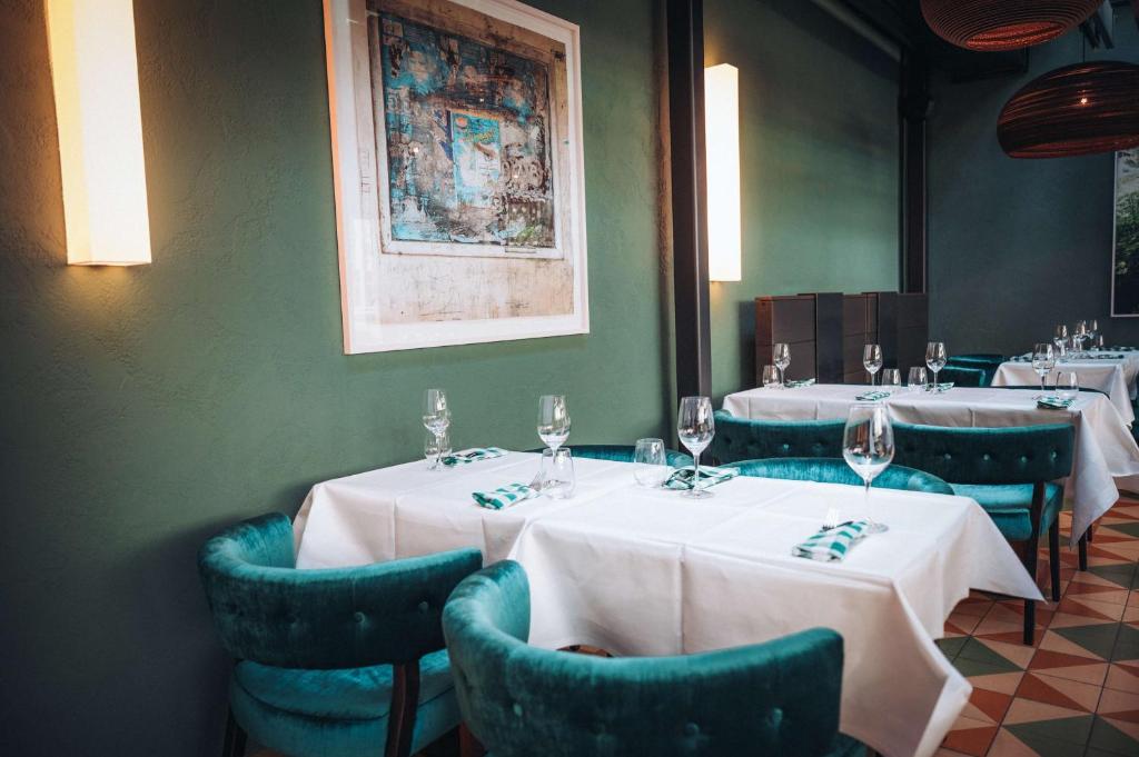 The Wellem, in The Unbound Collection by Hyatt - Resim 28