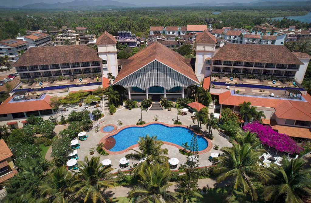 una vista aérea de un complejo con piscina en Radisson Blu Resort, Goa, en Cavelossim