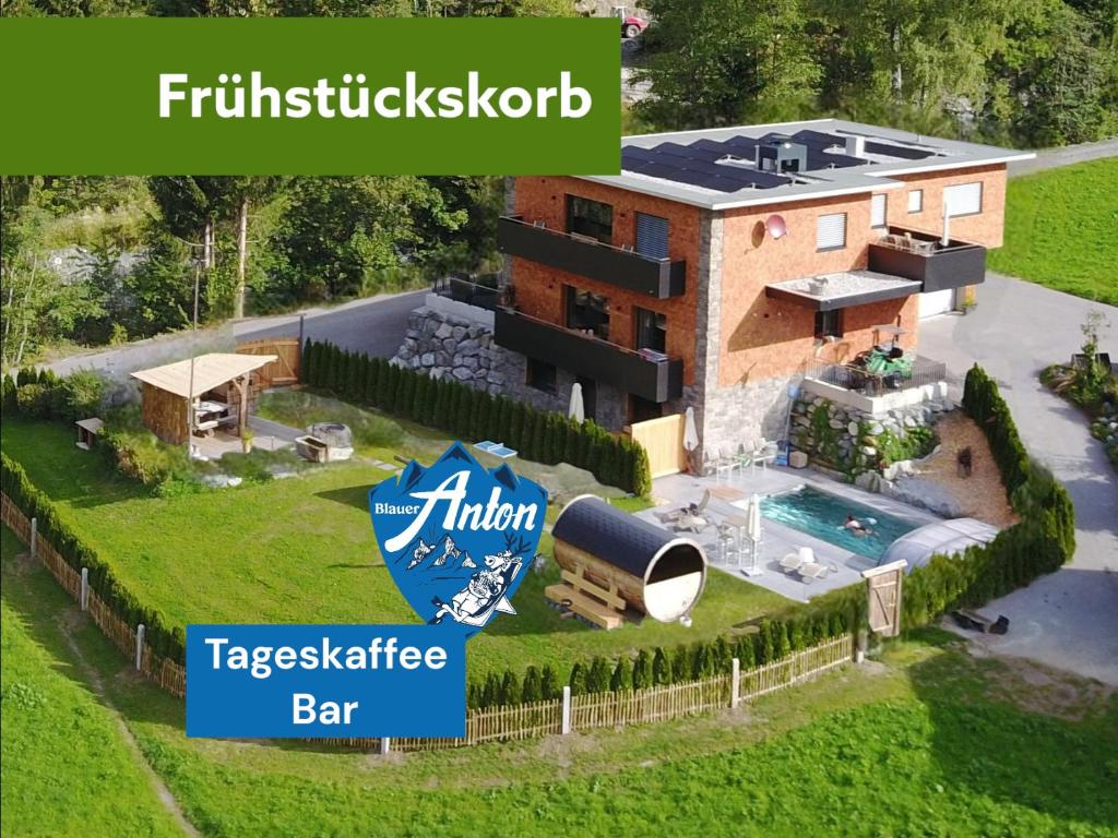 uma vista aérea de uma casa com piscina em Antonhaus Chalet Appartement E-Ladestation em Gaschurn