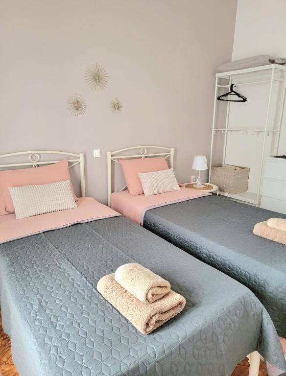 Łóżko lub łóżka w pokoju w obiekcie Ayerina Ground floor Apartment