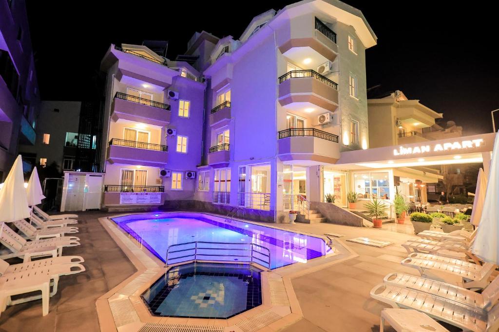 Бассейн в Liman Apart Hotel или поблизости