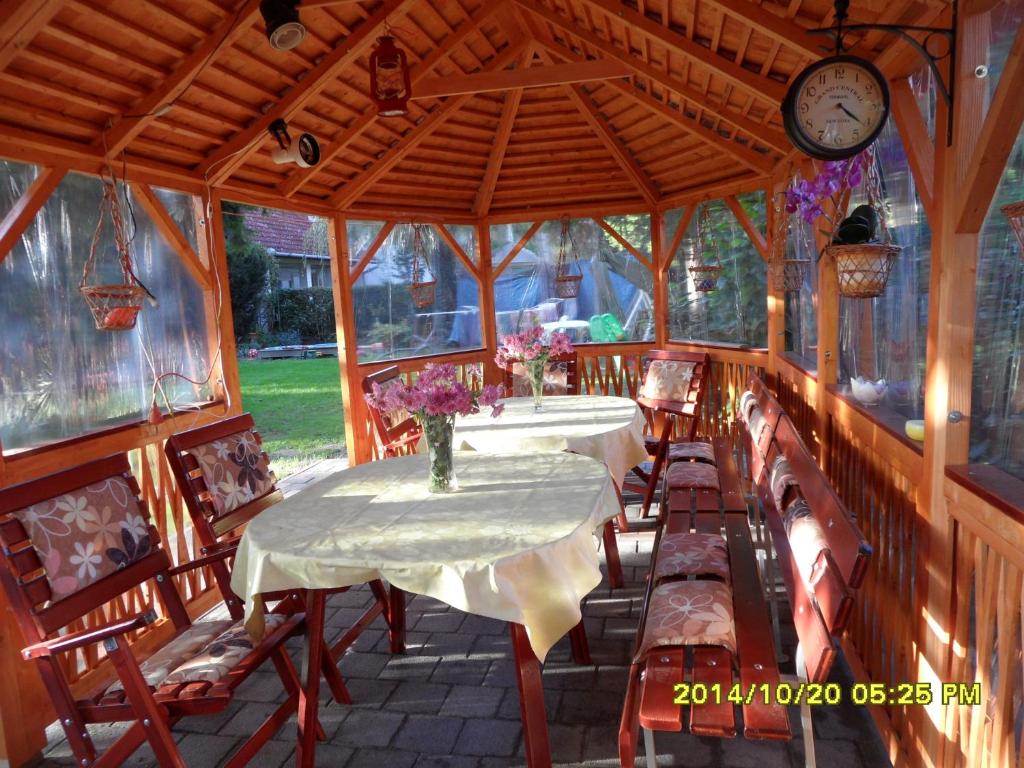 Restauracja lub miejsce do jedzenia w obiekcie Apartmanház Gabriella