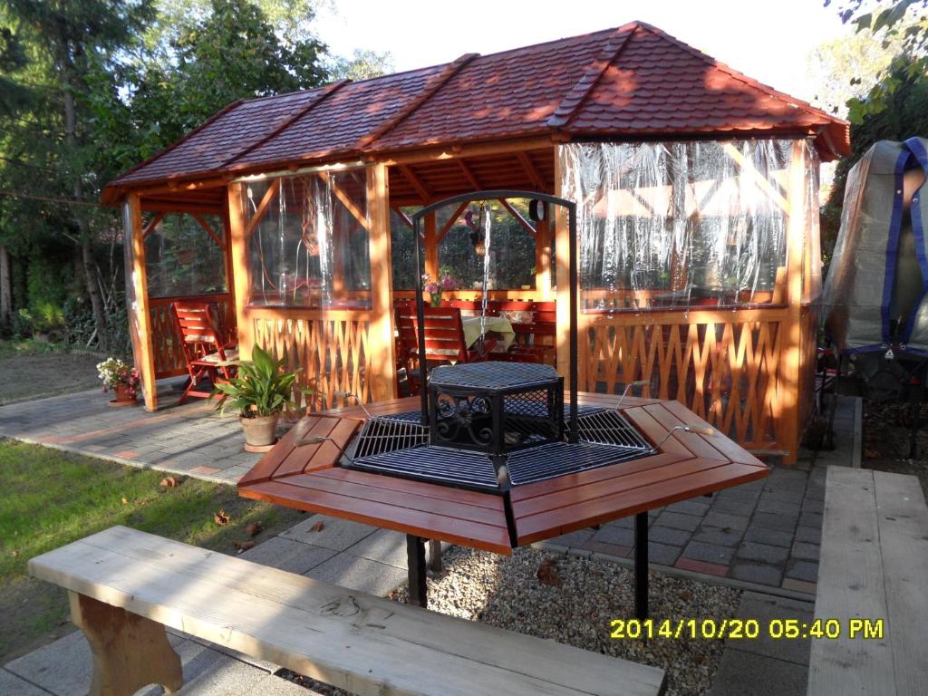 Patio lub wspólna przestrzeń na świeżym powietrzu w obiekcie Apartmanház Gabriella