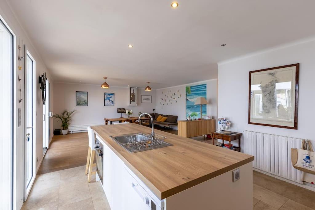 une cuisine avec un évier et un plan de travail dans l'établissement Maison de bord de mer avec jardin, à Les Sables-dʼOlonne