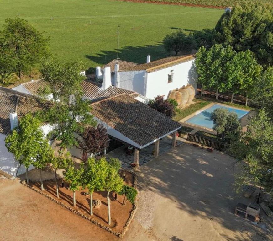 een uitzicht op een huis met een zwembad bij La Huerta de Don Fernando in Villarrobledo