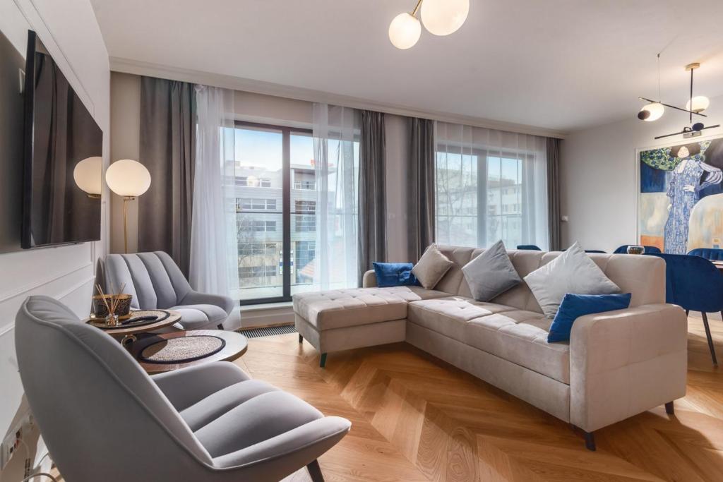 a living room with a couch and chairs at Comfort Apartments 10 lutego in Gdynia