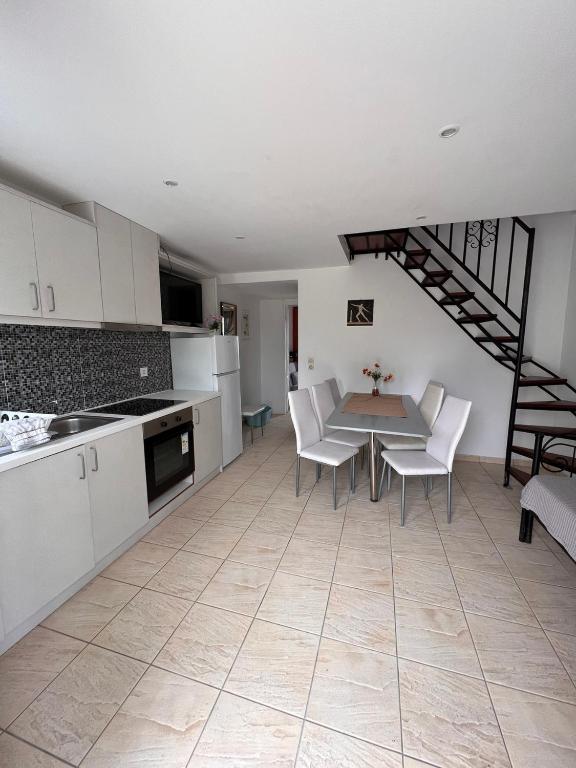A kitchen or kitchenette at Birds Villa Apartments - Including Car Rental